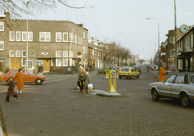 117467 Afbeelding van verkeersbrigadiers bij de oversteekplaats voor voetgangers op het Willem van Noortplein te ...
